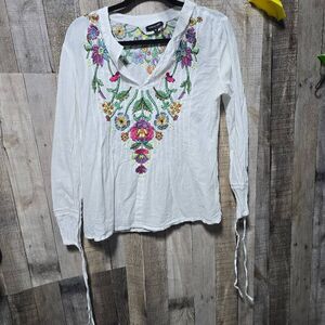 Como No? White Floral Embroidered Blouse